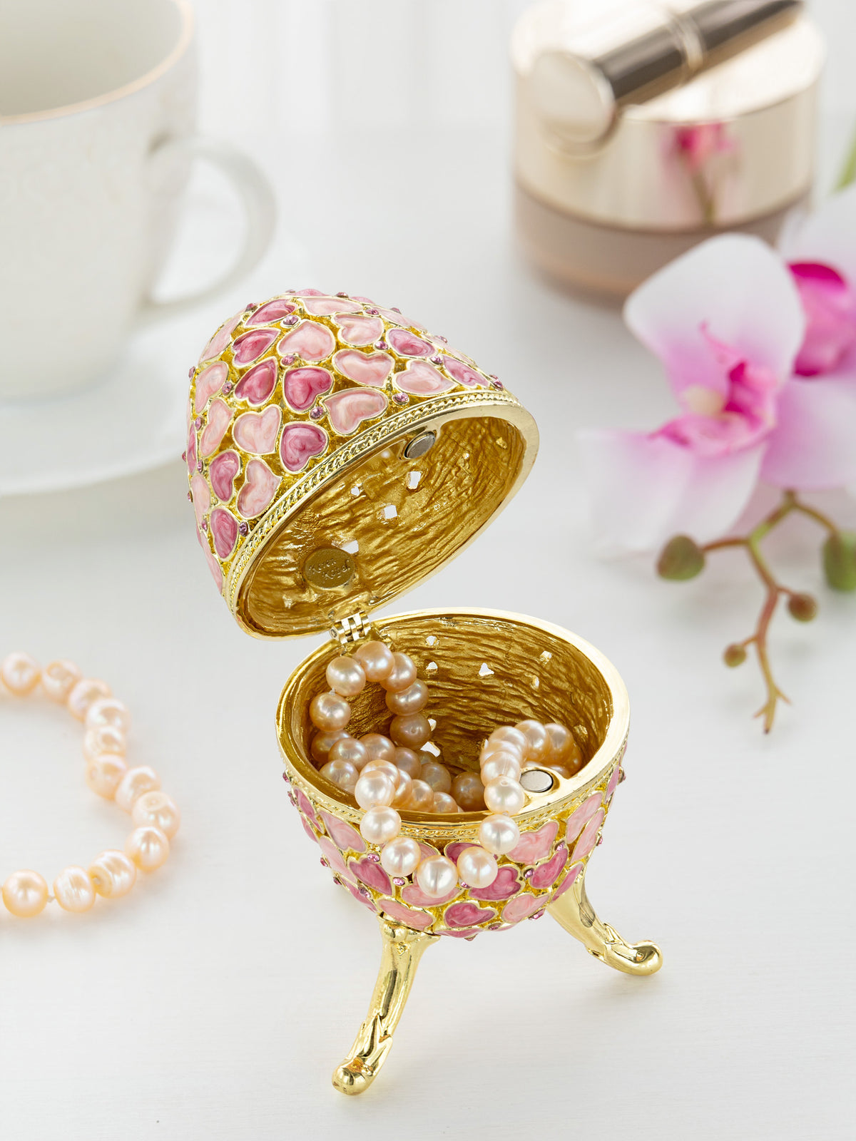 Keren Kopal Pink egg decorated with hearts valentine's day