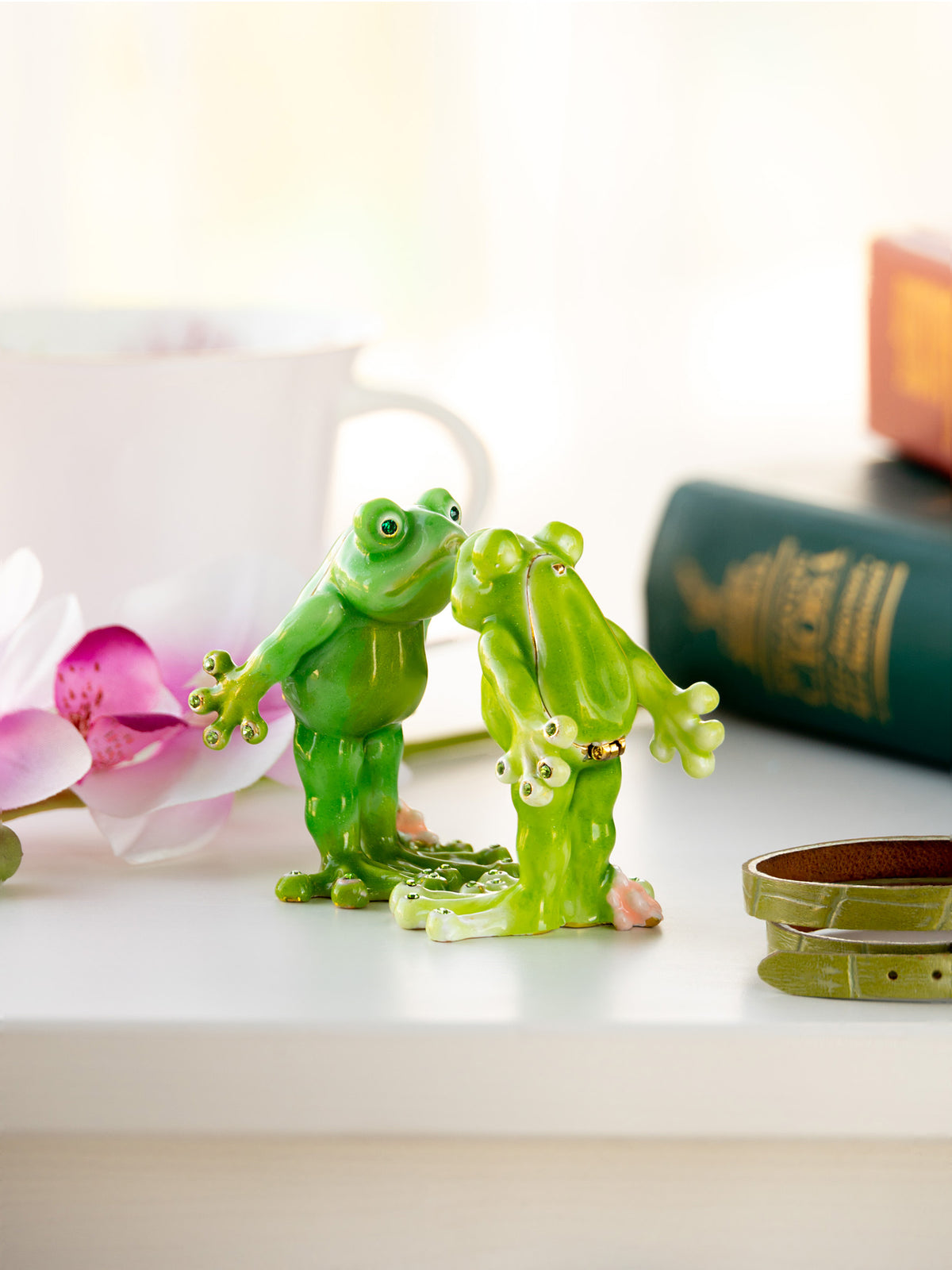Keren Kopal Kissing Frogs trinket box