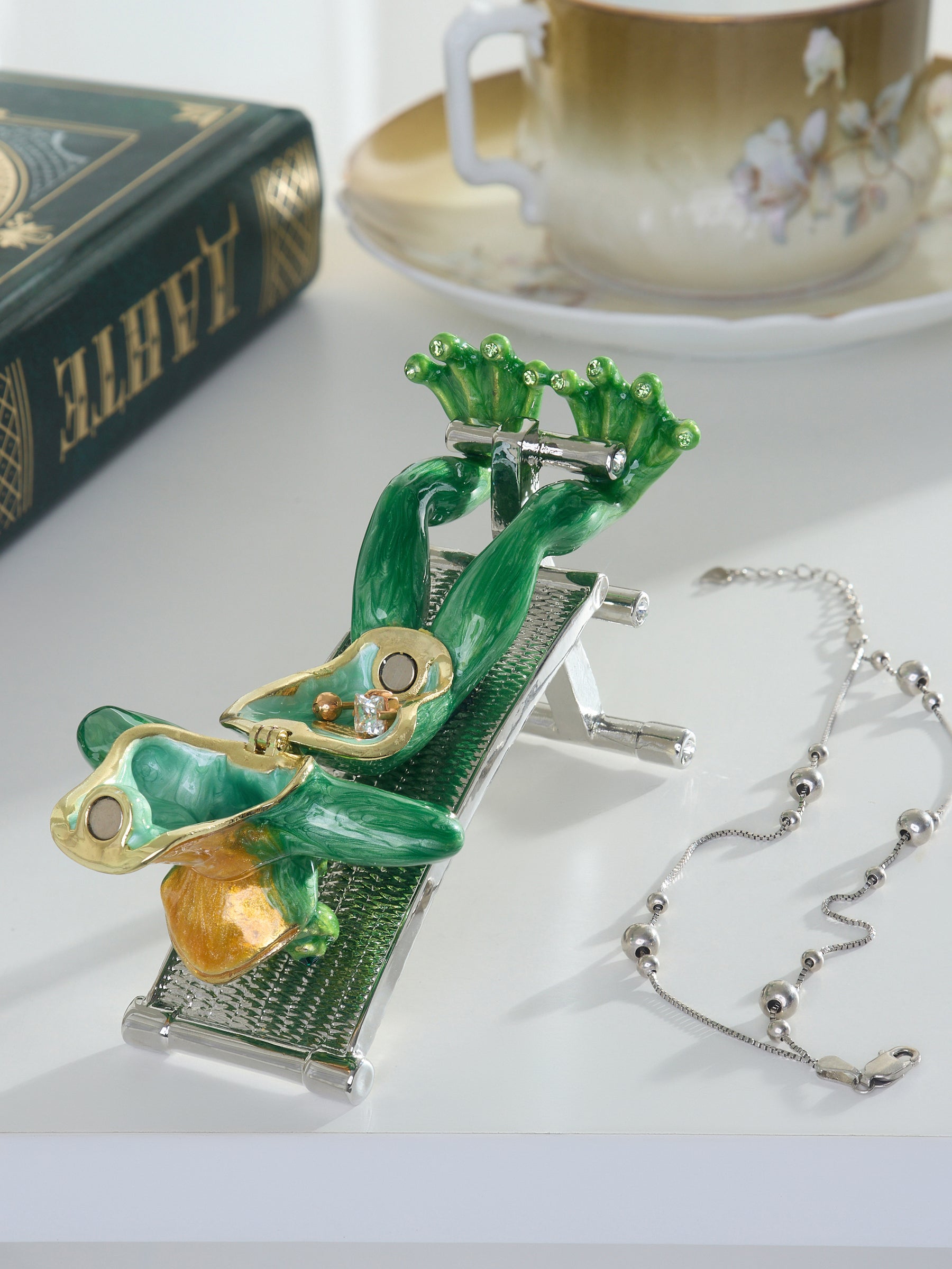 קופסת תכשיטים צפרדע ירוקה מתעמלת על ספסל